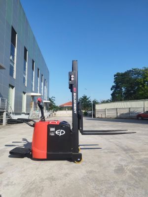 Xe nâng điện Stacker RSC082