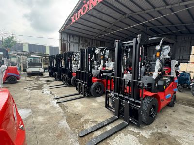 Cho thu&ecirc; xe n&acirc;ng điện 2,5 tấn v&agrave; 3 tấn