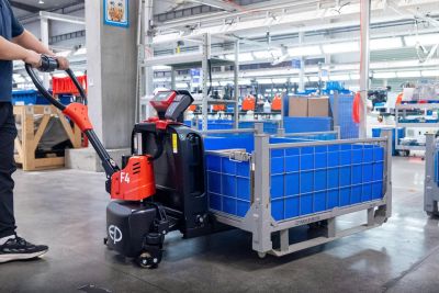 Xe n&acirc;ng tay điện F4 1,5 tấn gắn c&oacute; g&igrave;?